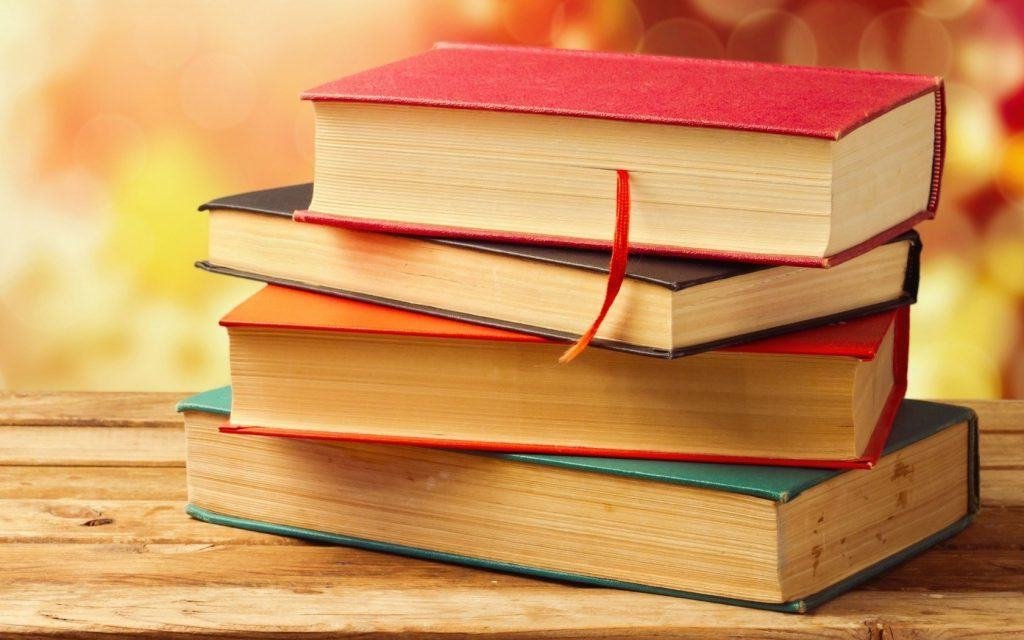 کتابهای روی هم چیده